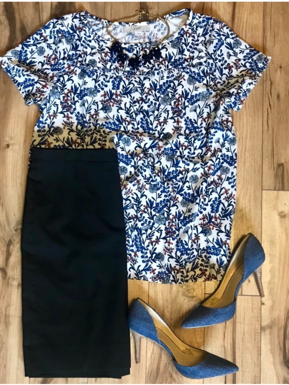LOFT Floral Ruffle Trim Short Sleeve Blouse White Blue Size Medium